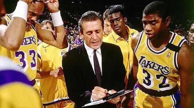  退役球星转型教练席，执教首秀备受瞩目