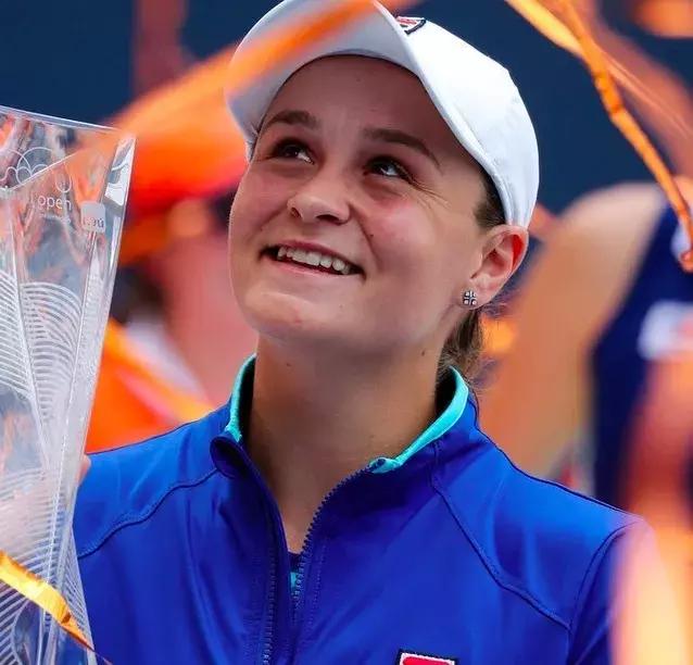  网坛新锐挑战传统，年轻力量改写格局