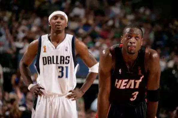  老兵传帮带见成效，更衣室凝聚战斗力