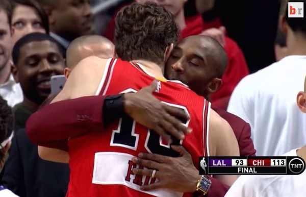  保罗双打搭档默契配合勇夺冠军