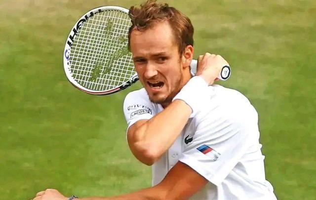  穆雷草地王者归来，温网捧杯泪洒赛场