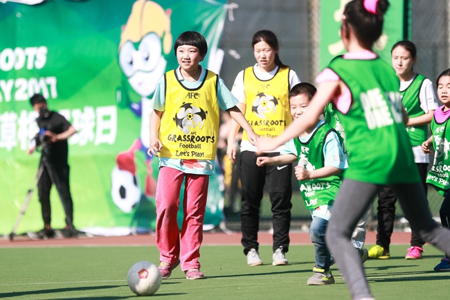  草根足球达人走红，平民英雄感动全网  