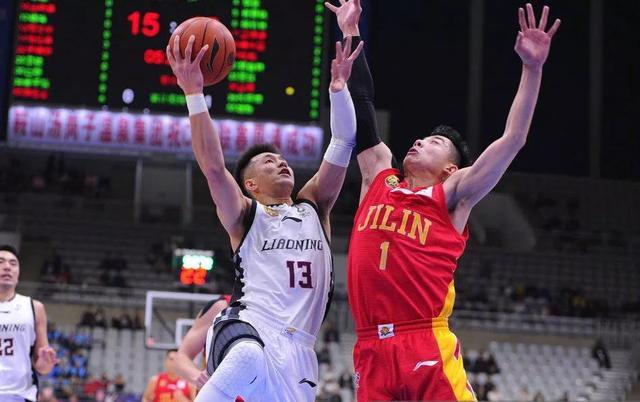  瓦塞尔三分精准马刺主场射落太阳